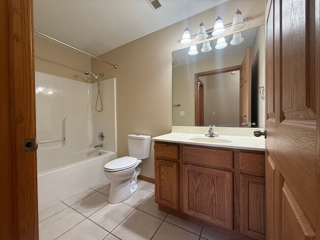 Building Photo - Beautiful 2 Bed, 2 Bath Luxury Condo - May Promo -Apply Today!