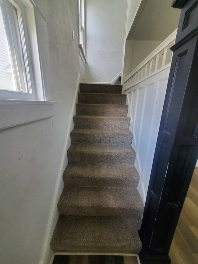 Building Photo - Charming 4-Bedroom Property in Prime Location