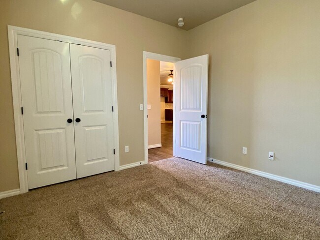 Building Photo - Beautiful 4 Bed, 2 Bath in Deer Creek Schools!