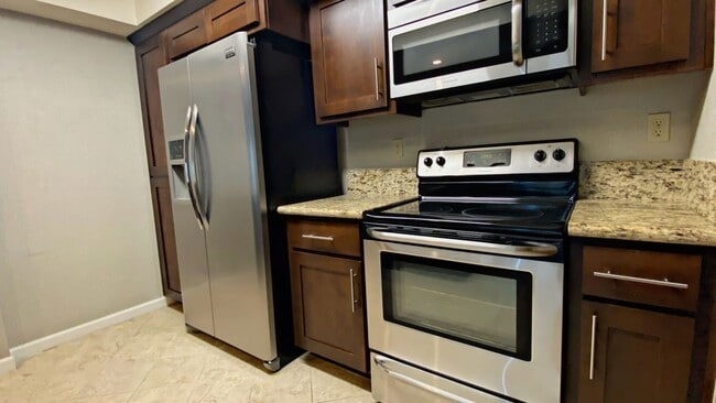 Building Photo - Gorgeous 14th Floor 2 Bd, 2 Bath Condo Available Now!