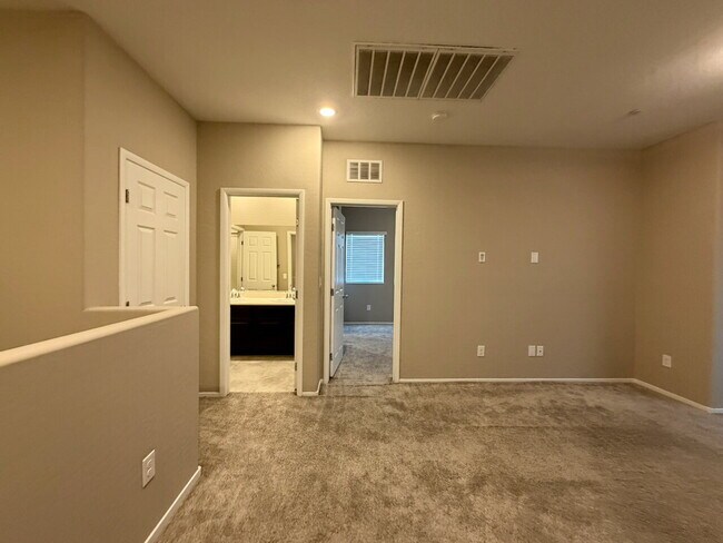 Building Photo - 3 BED 3 BATH 2 CAR GARAGE TOWNHOUSE W/ PRIVATE YARD, LOFT & BEDROOM DOWNSTAIRS IN GATED COMMUNITY...