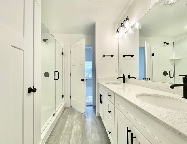 Building Photo - Gorgeous Townhome at Mountain Ridge!