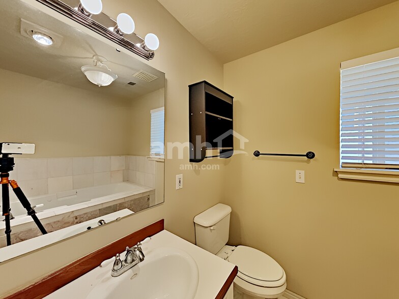Building Photo - 128 E 350 S