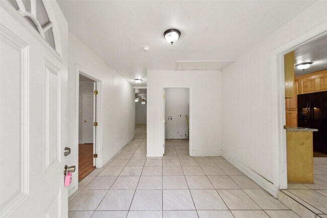 Building Photo - 214 Schilling Ave