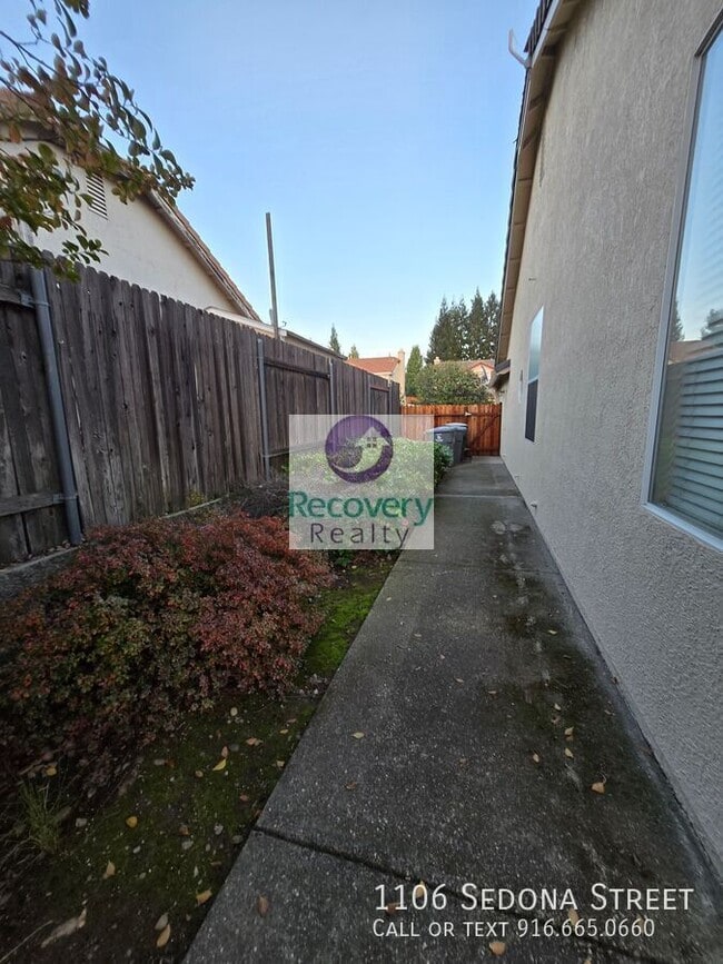 Building Photo - 1106 Sedona St