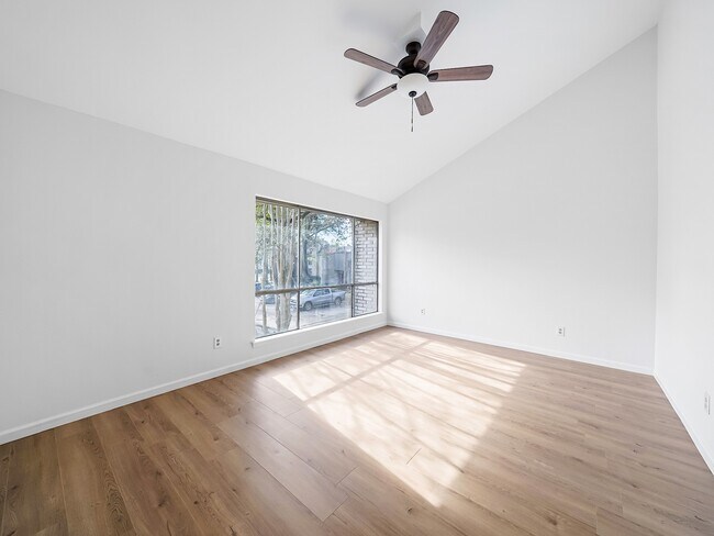 Building Photo - 2139 Lake Village Dr