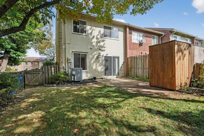 Building Photo - Charming End-Unit Townhome in Sought-After...
