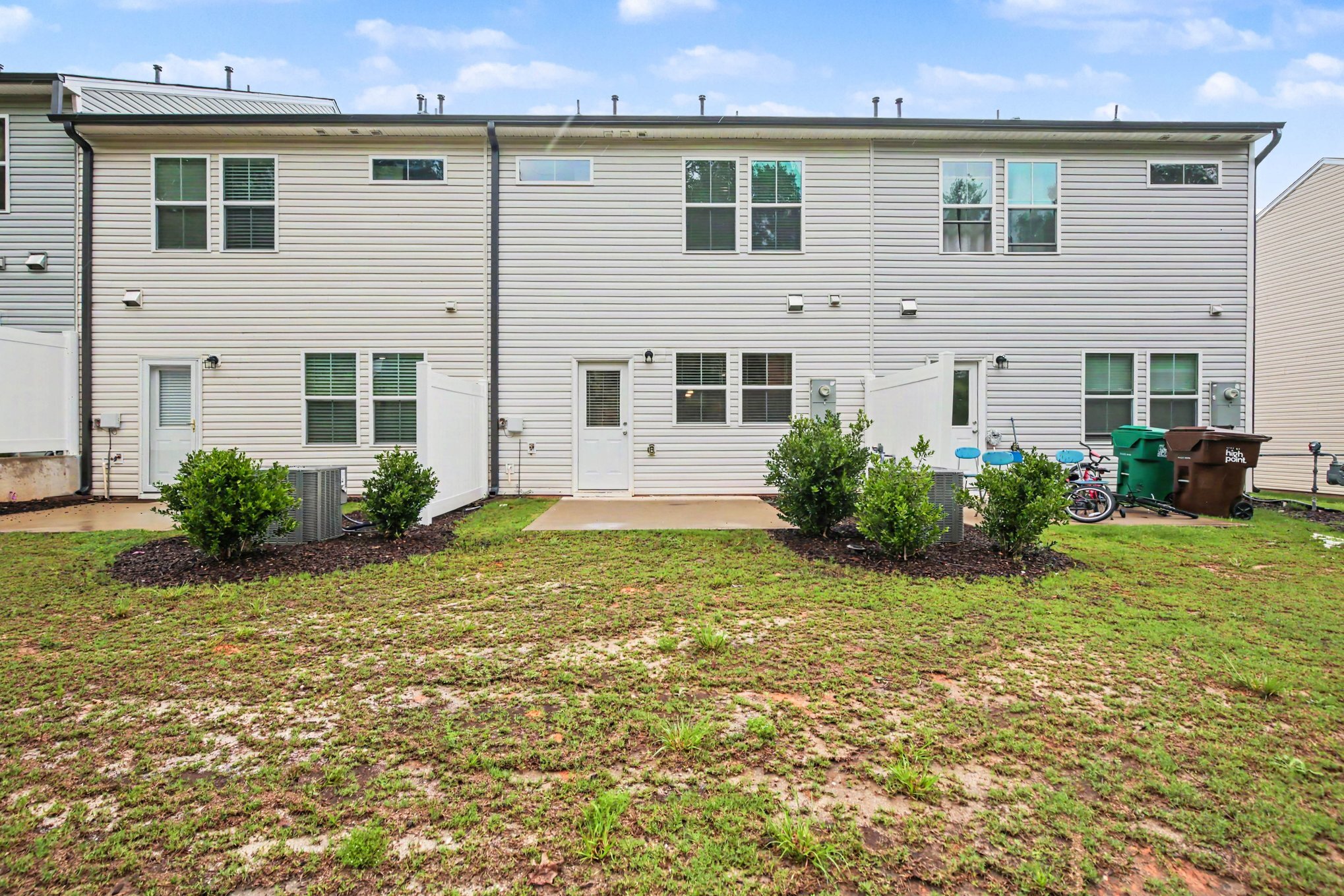 Building Photo - 909 Falls Grove Trl