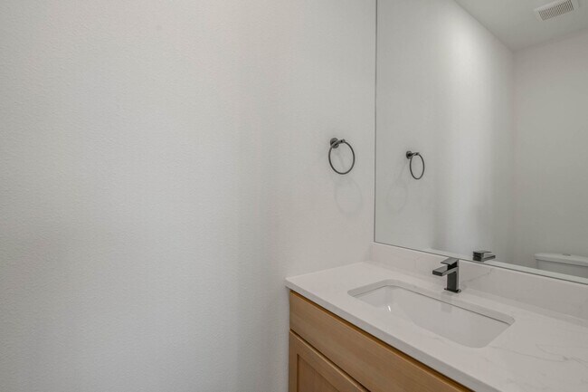 Building Photo - Brand new 4/4.5 Townhome