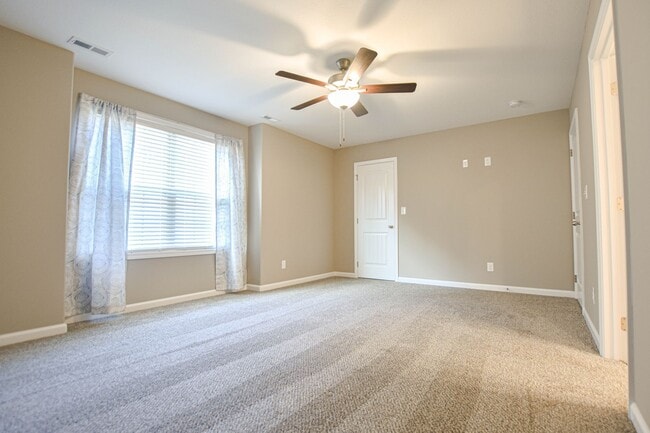 Building Photo - 135 Country Ln