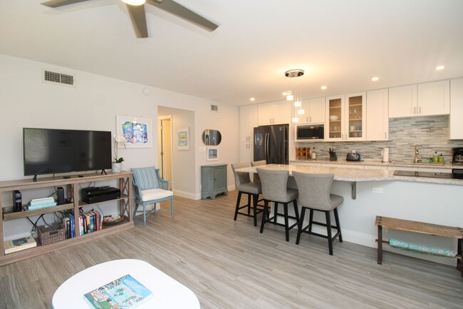 Building Photo - ** STUNNING REMODELED 2/2 CONDO IN THE ELE...