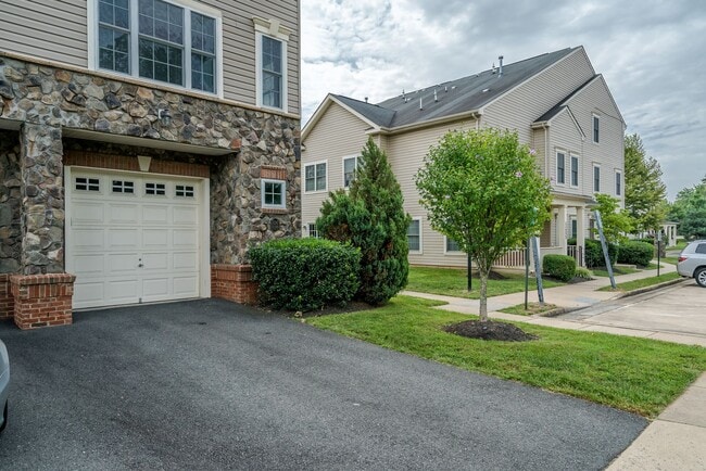 Building Photo - Bright And Spacious 3 Bed 2.5 Bath End-Uni...