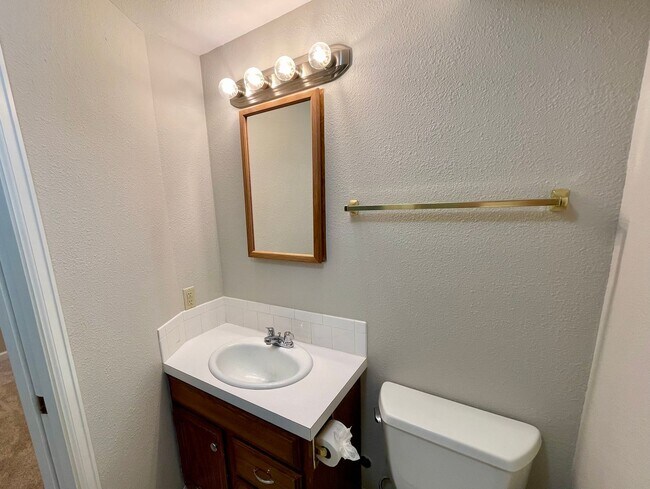 Building Photo - Beautifully Updated 3-Bed, 3-Bath Townhome...