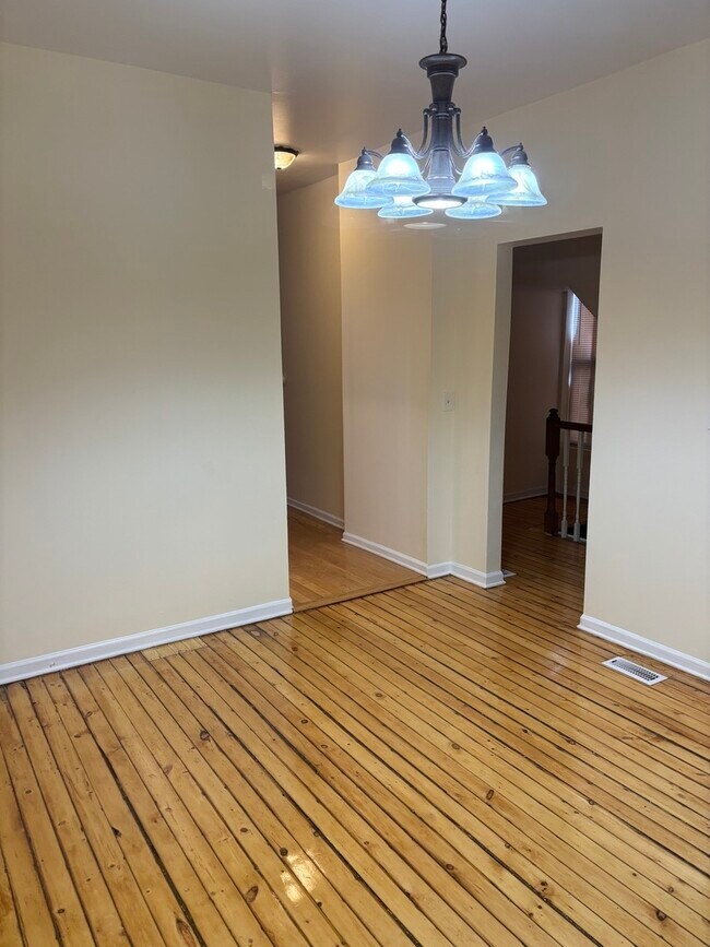 Building Photo - 115 S Kilbourn Ave