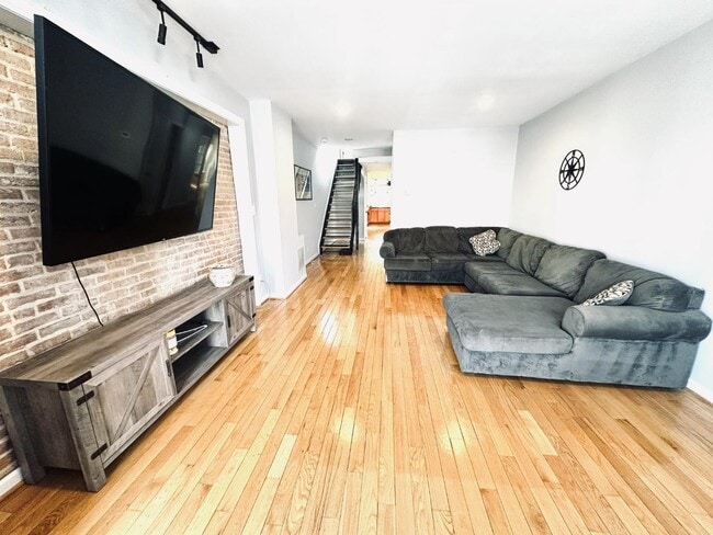 Building Photo - 2517 Foster Ave