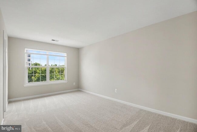Building Photo - 100 Meadows Ln
