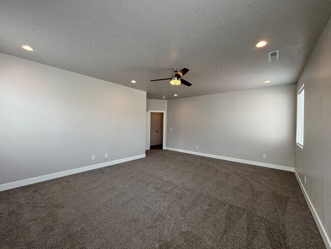 Building Photo - 4 BEDROOM SANDHOLLOW TOWNHOME FOR RENT!