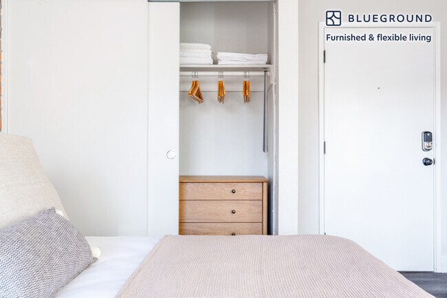 Building Photo - 104 Pine St