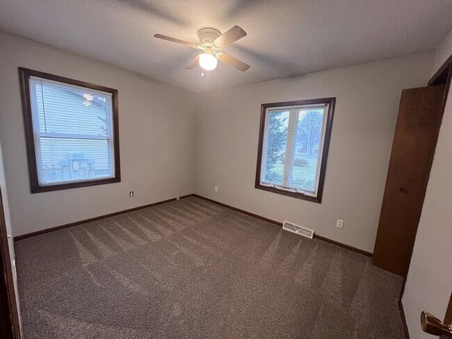 Building Photo - Three Bedroom Duplex in Rockford!