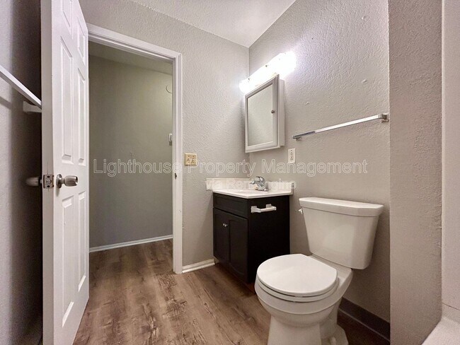 Building Photo - 2134 McKee Ave SW