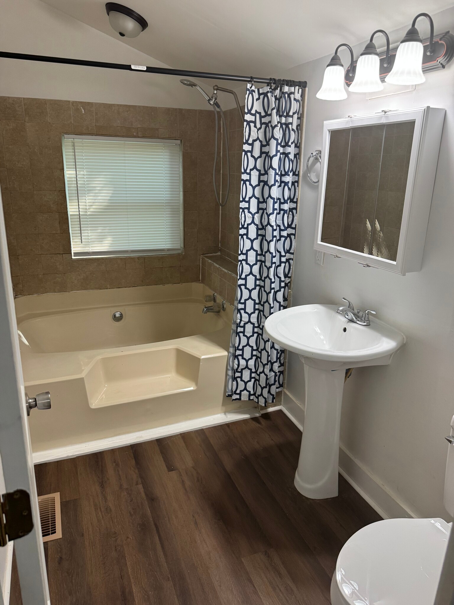 Bathroom - 30 Renfrew Ave