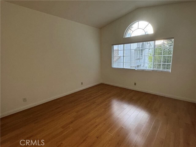 Building Photo - 27 Alcoba