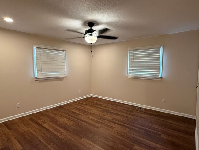 Building Photo - 3 Bedrooms, 1.5 Baths, Ranch in North Roan...
