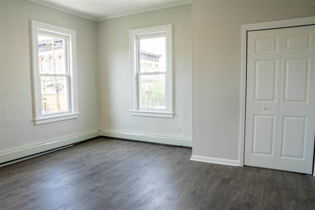 Building Photo - 426 13th St