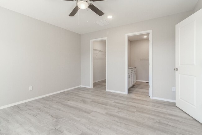 Building Photo - Stunning 4-Bedroom Home