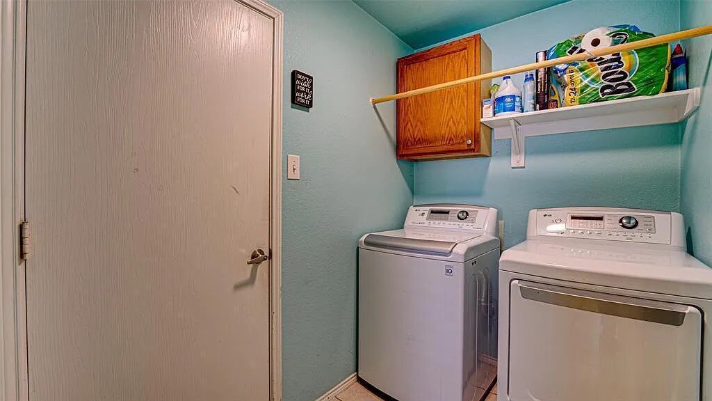 Building Photo - Room in House on Winterberry Ln