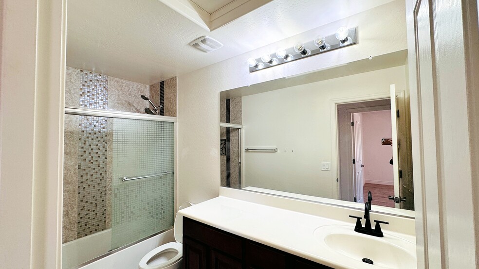 Building Photo - 2533 W Brisa Dr