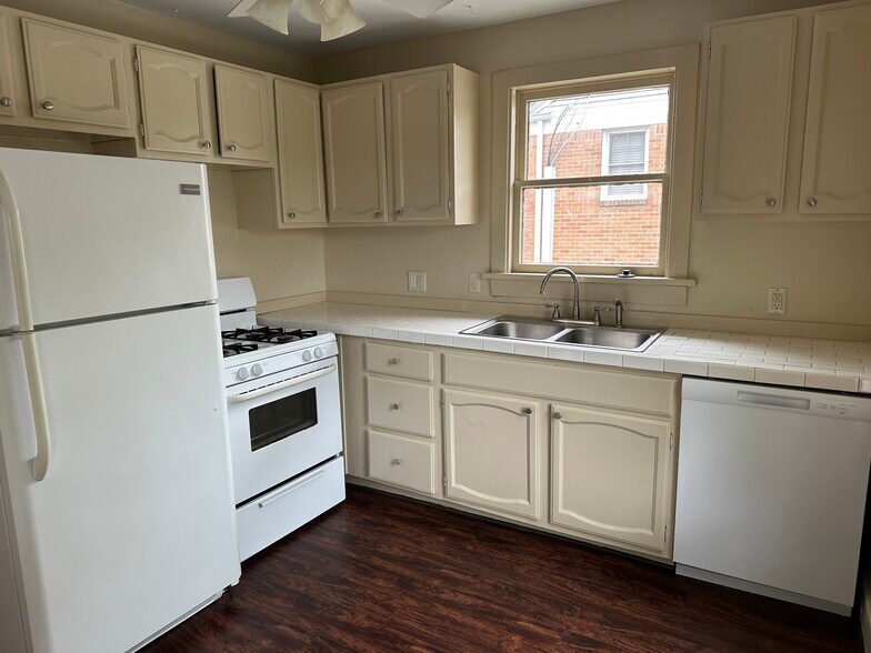 Kitchen with appliances - 314 E 7th St