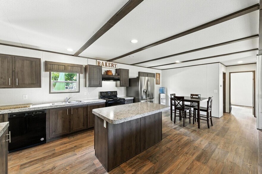 Building Photo - 102 Pink Dahlia Dr
