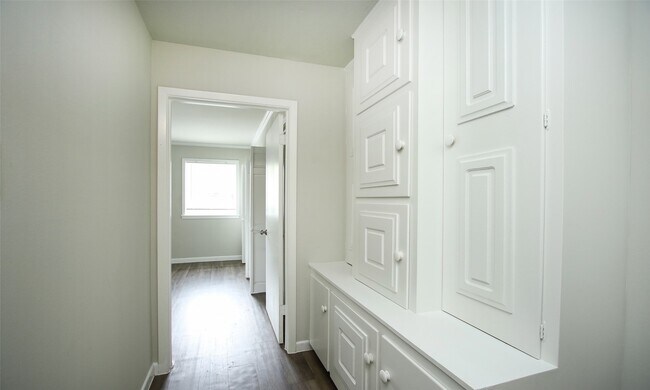 Building Photo - 9205 Vicksburg Ave