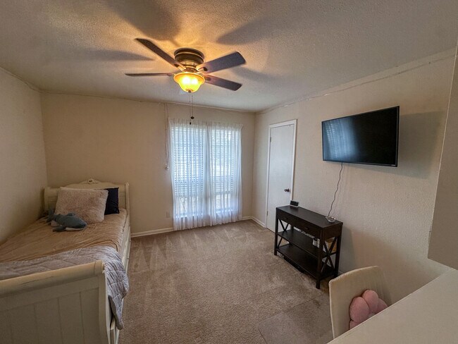 Building Photo - 81 Family Cir