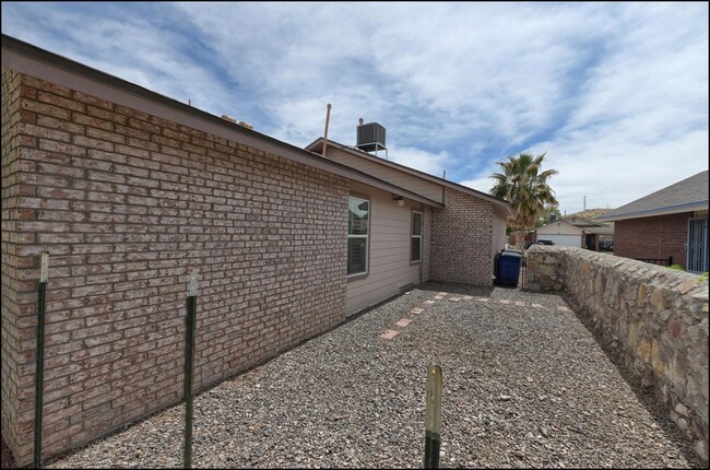 Building Photo - 7513 Luz De Lumbre Ave