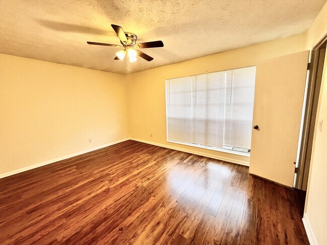 Building Photo - 5391 Golf Course Dr