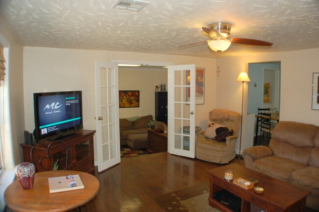 Building Photo - Cute 2 bed / 1 bath house just 1.4 miles from UA and downtown.
