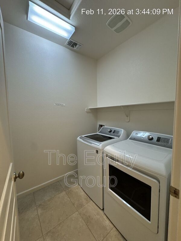 Building Photo - 4418 W Robin Ave