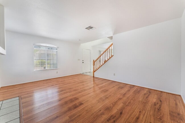 Building Photo - Move in now to this beautiful 2 story 3 be...