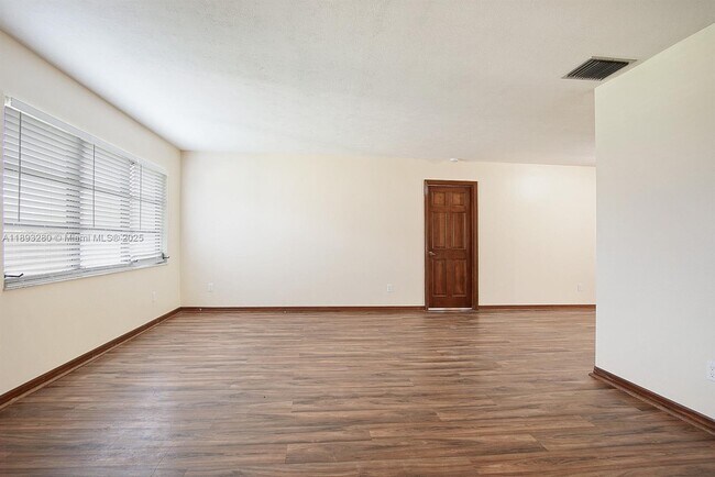 Building Photo - 525 SE Brookside Terrace