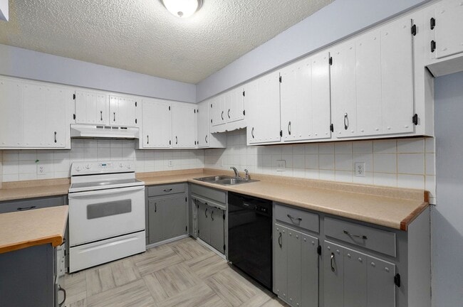 Building Photo - Newly Updated Home!