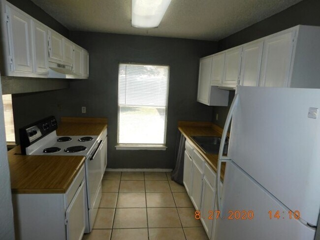 Building Photo - Nice 3 bedrooms, 2 full baths with half ba...