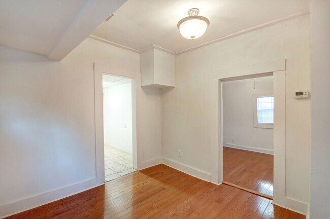 Building Photo - Cute Bungalow - great yard - Two Bedroom