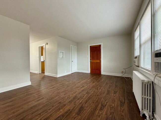 Building Photo - 1400 Kenmore Ave