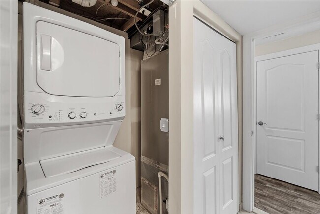 Building Photo - Available Now – Renovated 5BR / 3BA Home in Quiet Sterling Cul-de-Sac