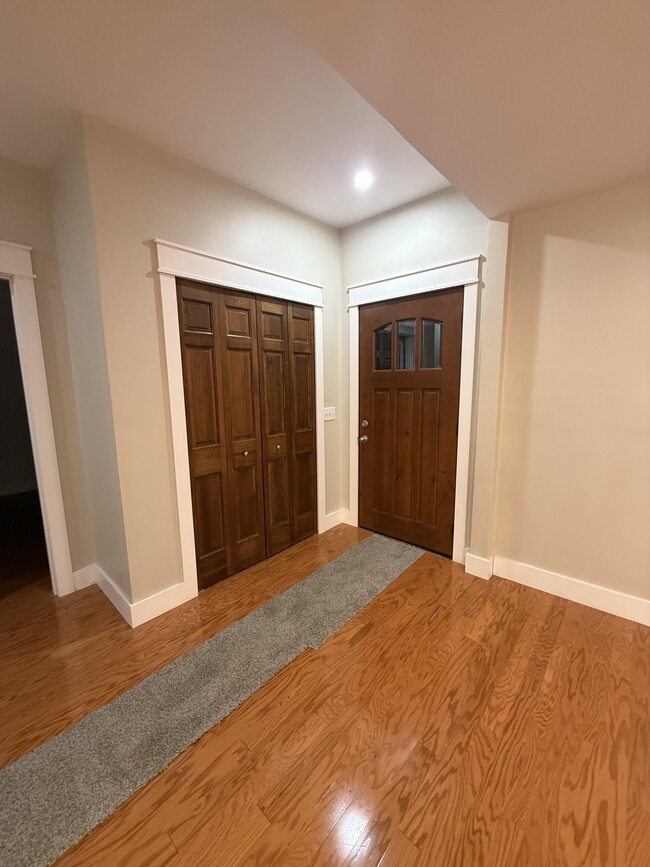 Building Photo - 202 Oak St