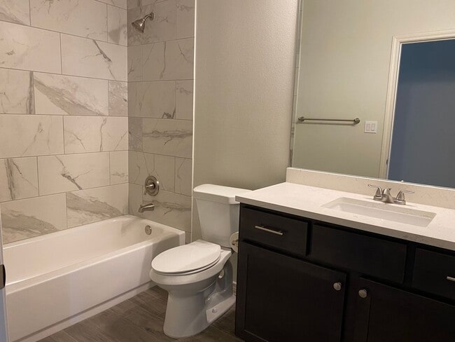 Building Photo - Charming 3-Bedroom Duplex in Peaceful Jarr...