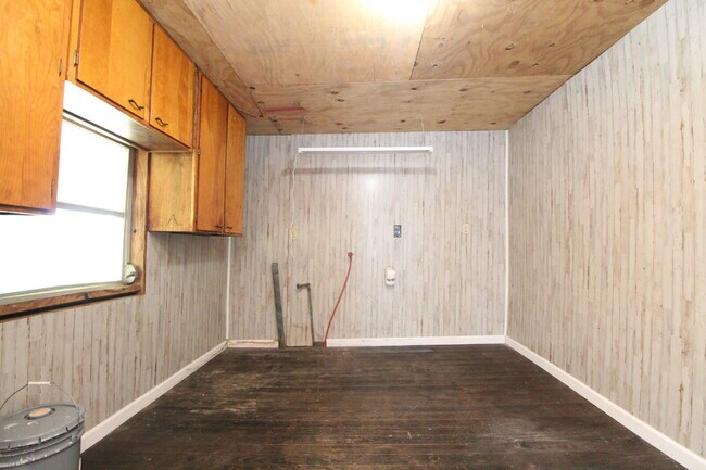 Building Photo - Molino Cottage with Hardwood Floors, Sunro...