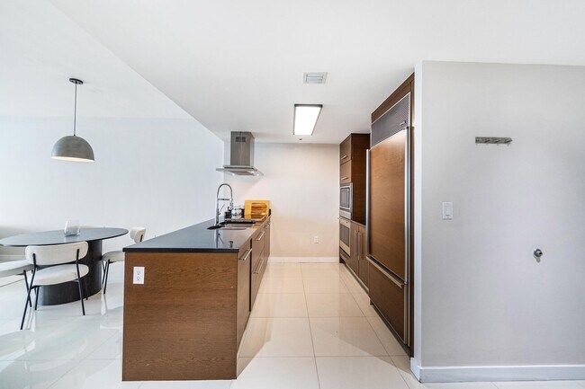 Building Photo - 495 Brickell Ave